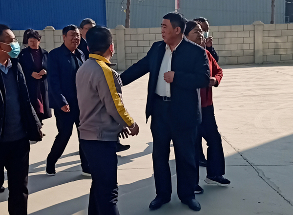 河南省農(nóng)業(yè)廳專家驗(yàn)收小組對蘭考花生基地及特香型花生油加工設(shè)備進(jìn)行綠色食品加工認(rèn)證驗(yàn)收